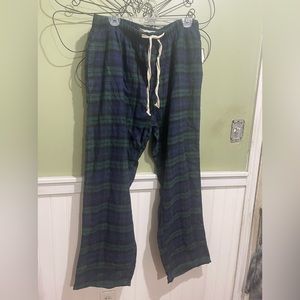 Men’s NWT plaid bottoms. XL